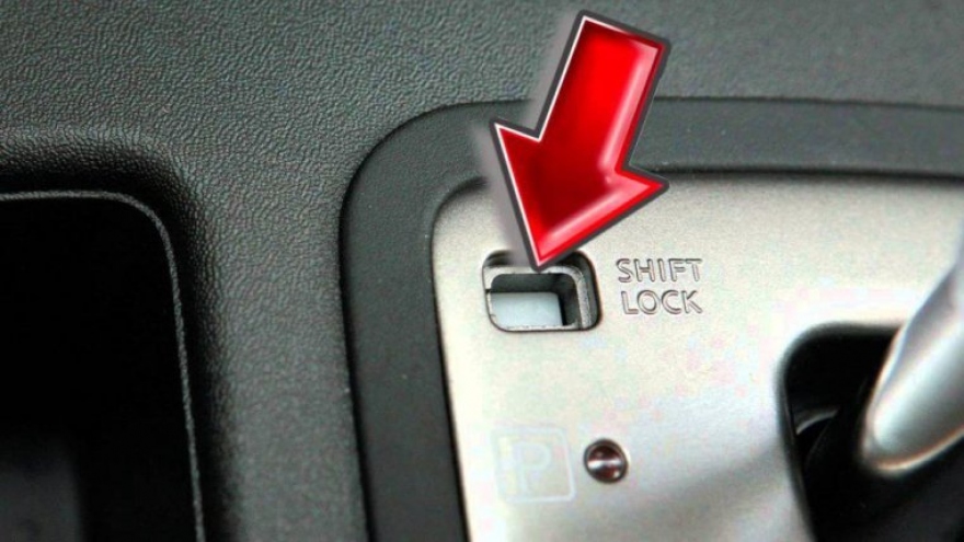 Nút "Shift Lock" trên ô tô số tự động có tác dụng gì?