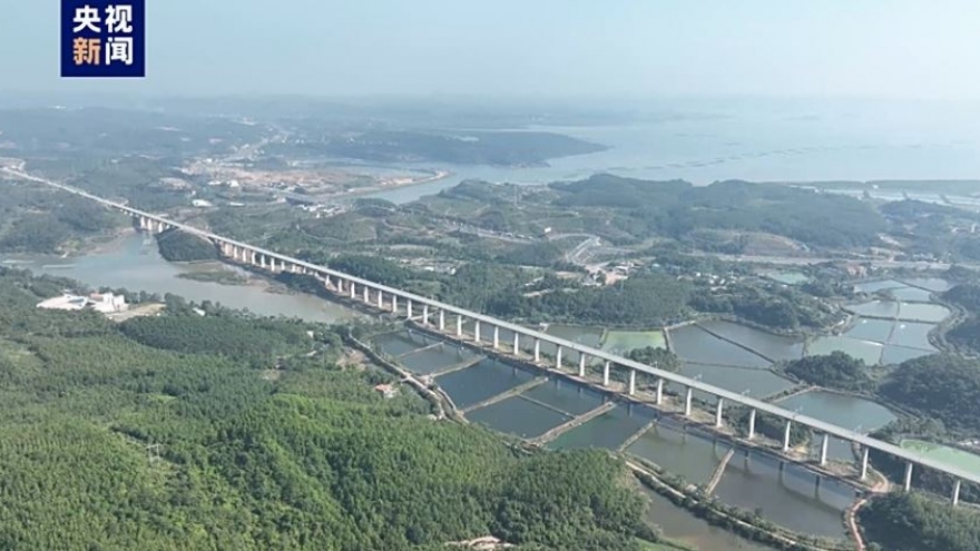 Hình ảnh tuyến đường sắt cao tốc Trung Quốc tới sát biên giới Việt Nam