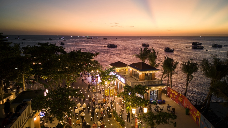 Chợ đêm bên biển Vui Phết có gì mà du khách rần rần “chốt đơn” đêm Giáng sinh?