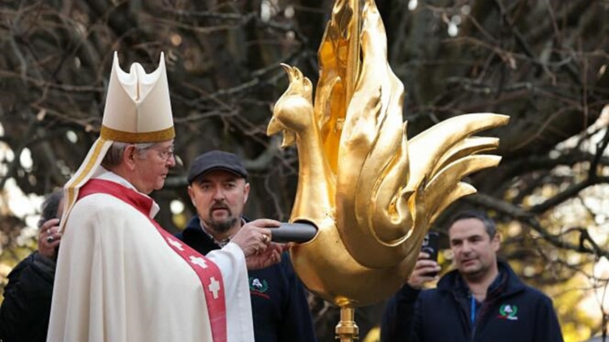 Gà trống vàng trên đỉnh Nhà thờ Đức Bà Paris - tái sinh sau hỏa hoạn