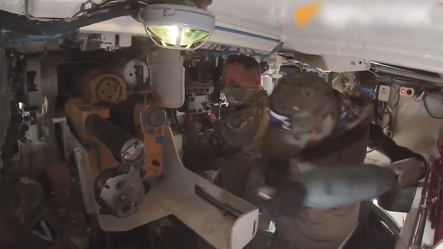 Cận cảnh lính dù Nga trong tháp pháo đang nhả đạn ở Ukraine