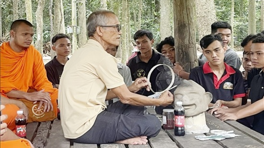 Nghệ thuật chế tác mão, mặt nạ của người Khmer ở Trà Vinh