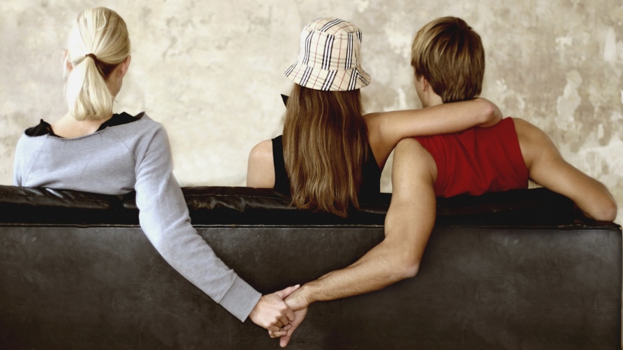 Có nên dừng mối quan hệ ngoài luồng với người kém mình gần 20 tuổi?