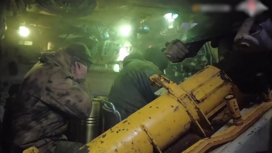 Cận cảnh lính Nga nã pháo theo tọa độ vào các cứ điểm Ukraine