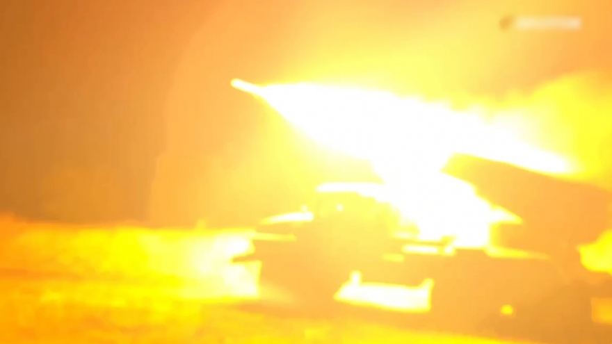 Pháo giàn Nga trùm lưới lửa lên mục tiêu quân đội Ukraine giữa đêm