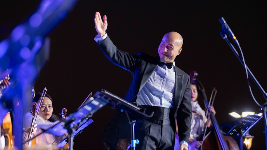 Dàn nhạc giao hưởng của Đồng Quang Vinh biểu diễn "Titanic" trên vịnh Hạ Long