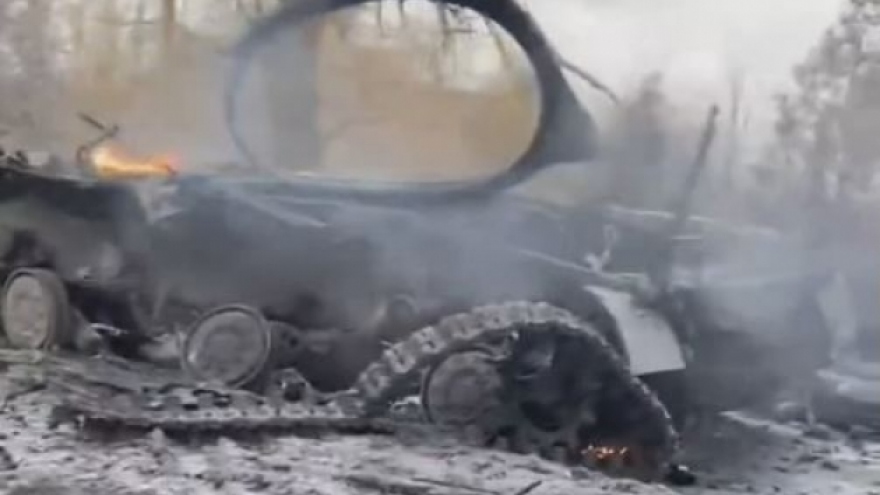 Cận cảnh UAV tự sát Nga bắn nổ và hất văng tháp pháo xe tăng T-64BV của Ukraine