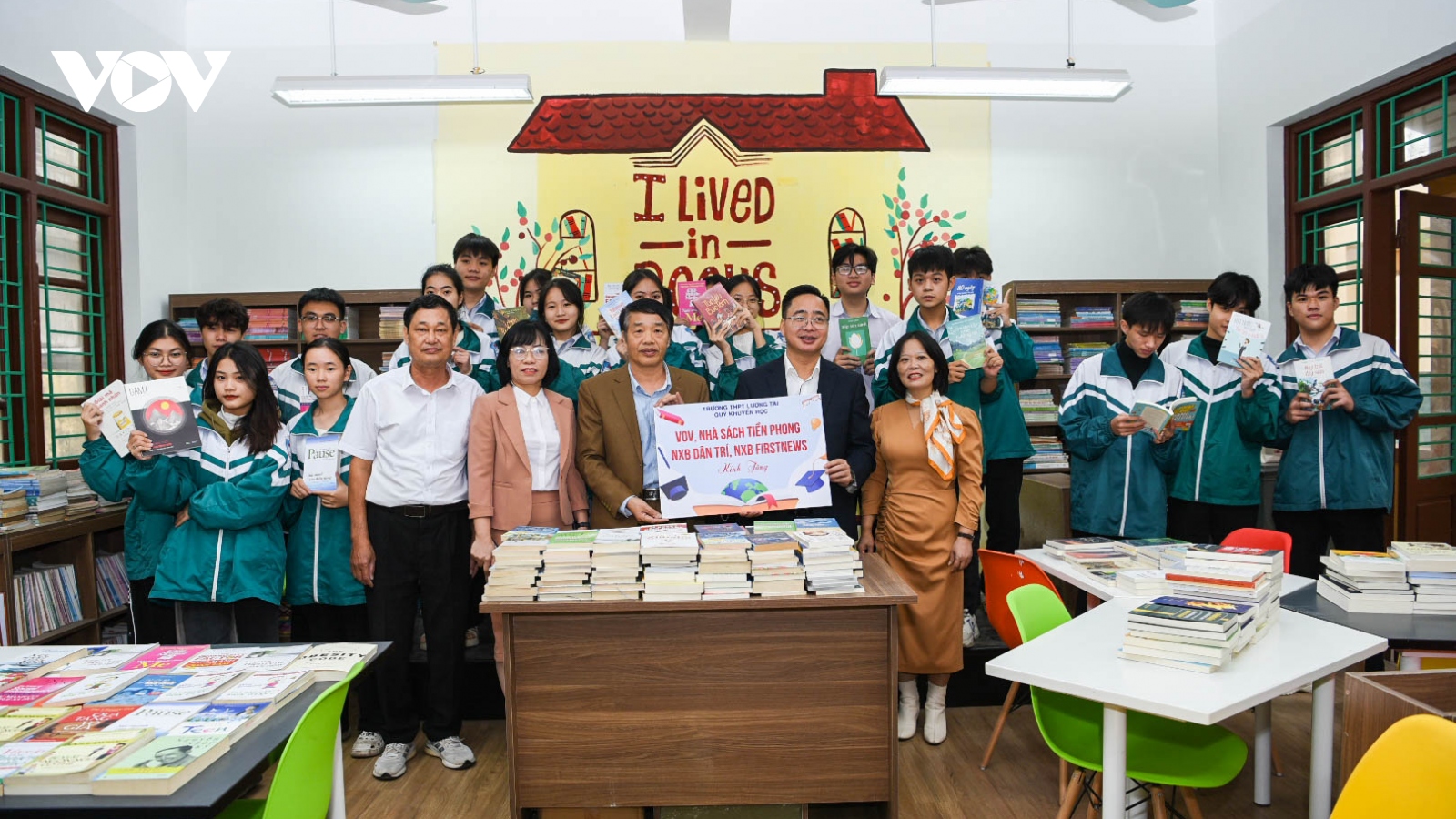  xu vang 777
 cùng các nhà hảo tâm tặng sách cho 2 trường học tại Bắc Ninh