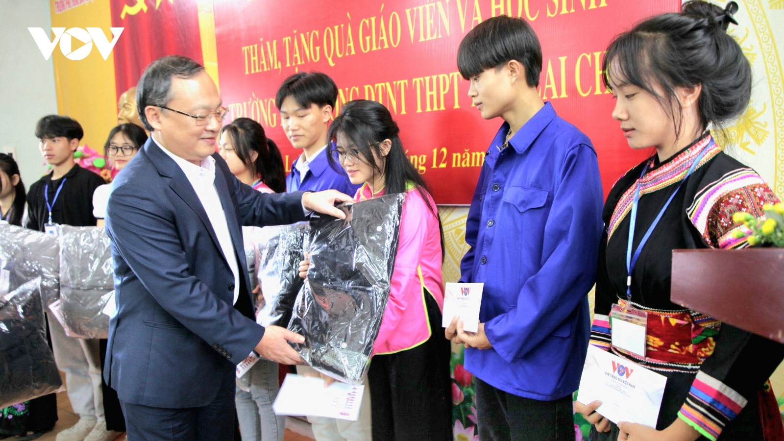 Tổng Giám đốc  xu vang 777
 tặng quà cho học sinh dân tộc nội trú tỉnh Lai Châu
