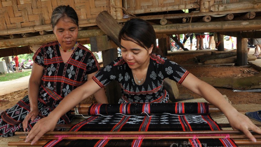 Unique Zeng weaving of Ta Oi ethnic minority