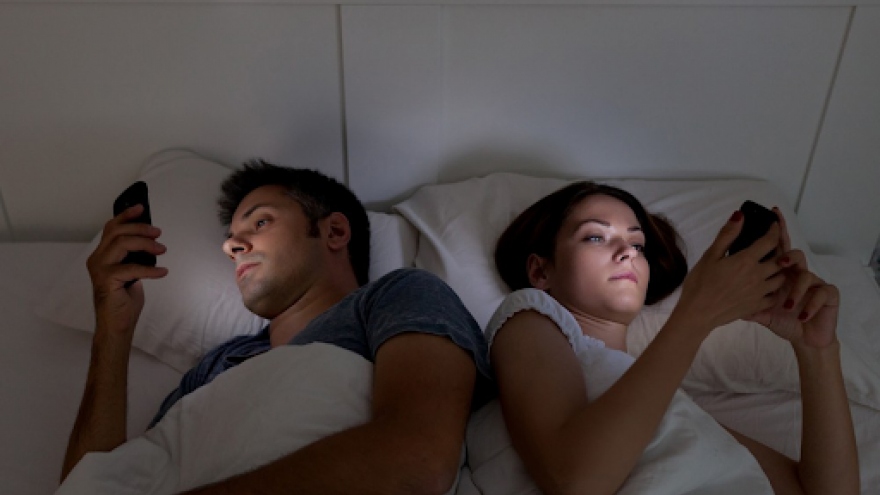 Những lý do khiến bạn không nên sử dụng điện thoại trước khi đi ngủ