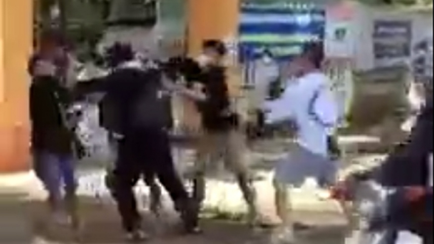 Một học sinh ở Bình Phước bị "đánh hội đồng" trước cổng trường 