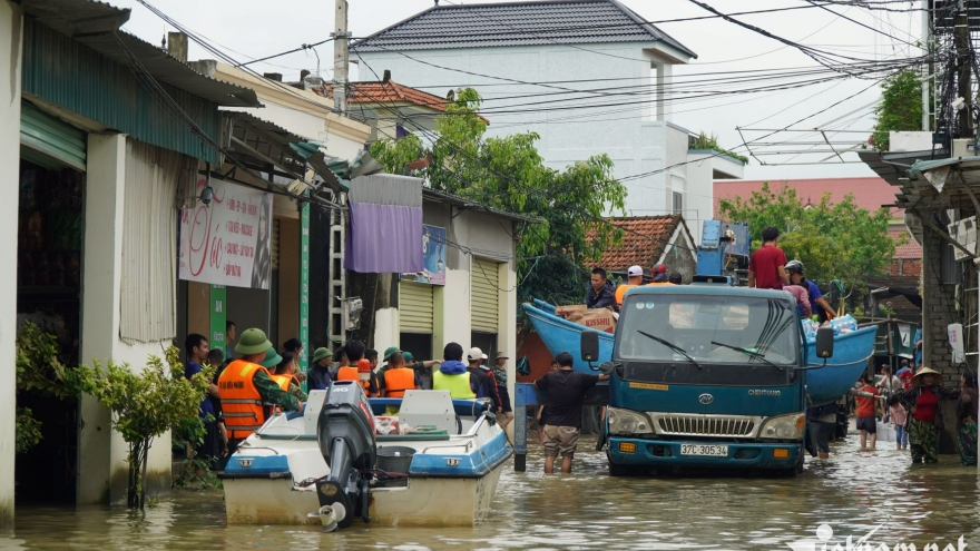 Lội nước ngập ngang thân cứu trợ giúp dân vùng rốn lũ