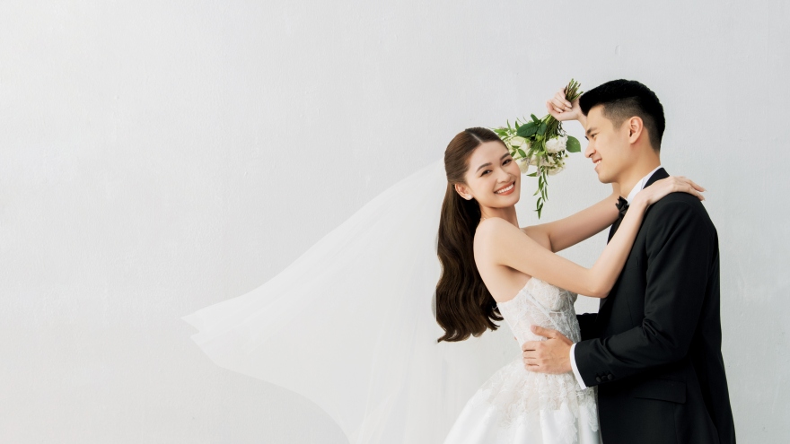 Ảnh cưới đơn giản của Á hậu Thùy Dung và bạn trai doanh nhân