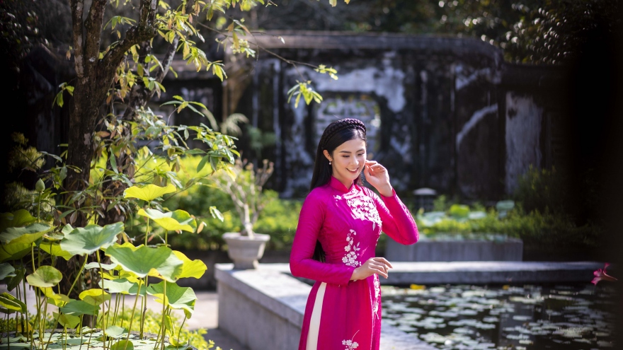Ngắm BST áo dài "Thanh xuân" của Hoa hậu Ngọc Hân