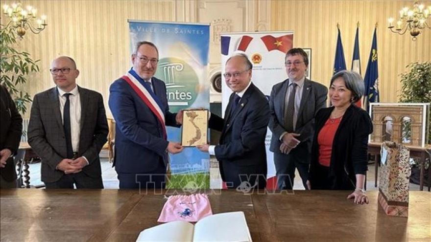Ambassador promotes cooperation between France's Saintes and Vietnamese localities