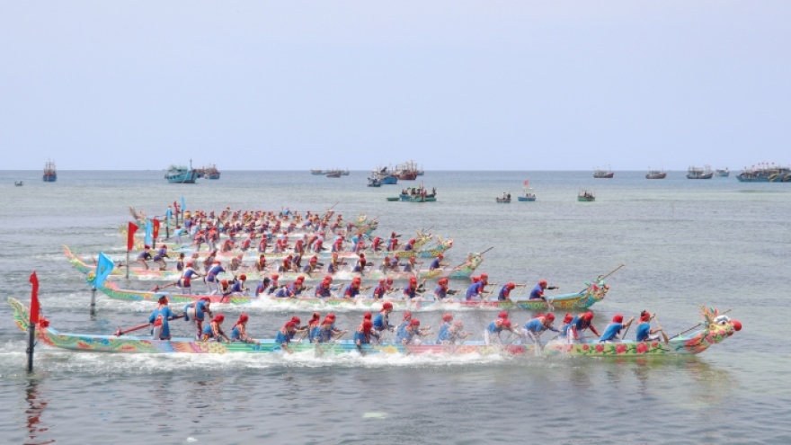 Sôi nổi Hội đua thuyền truyền thống Tứ linh Lý Sơn