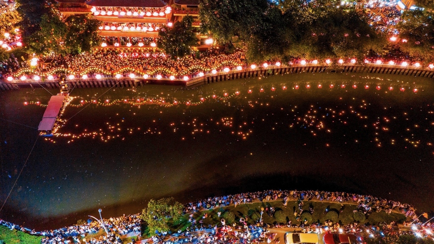 Largest lantern releasing ceremony celebrates Lord Buddha’s birthday