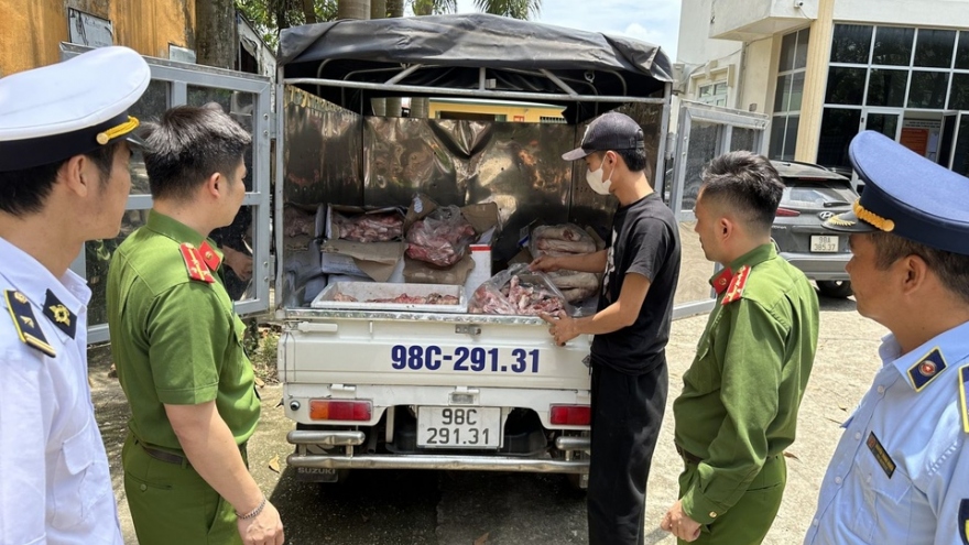 Phát hiện gần 1 tấn thực phẩm “bẩn” chuẩn bị vào KCN ở Bắc Giang