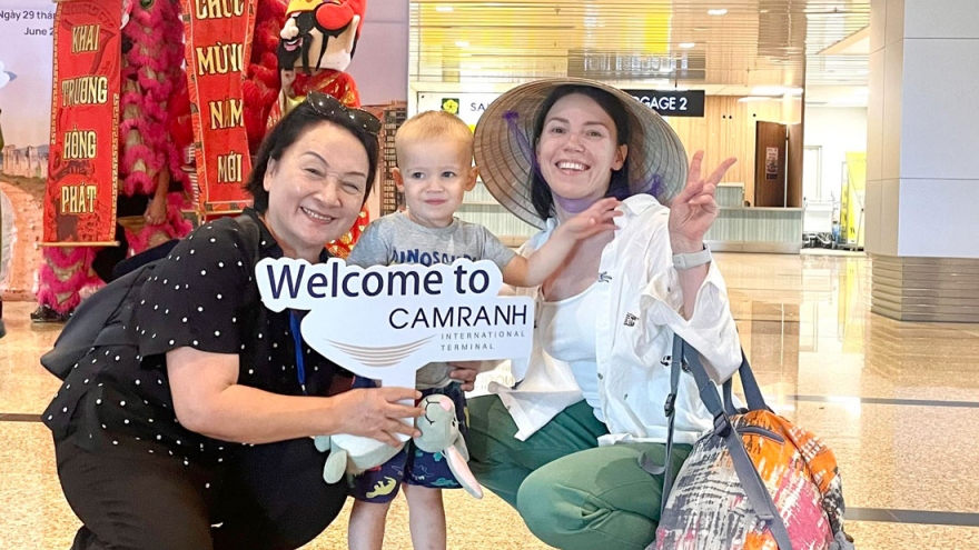 Khanh Hoa welcomes visitors on first charter flight from Uzbekistan