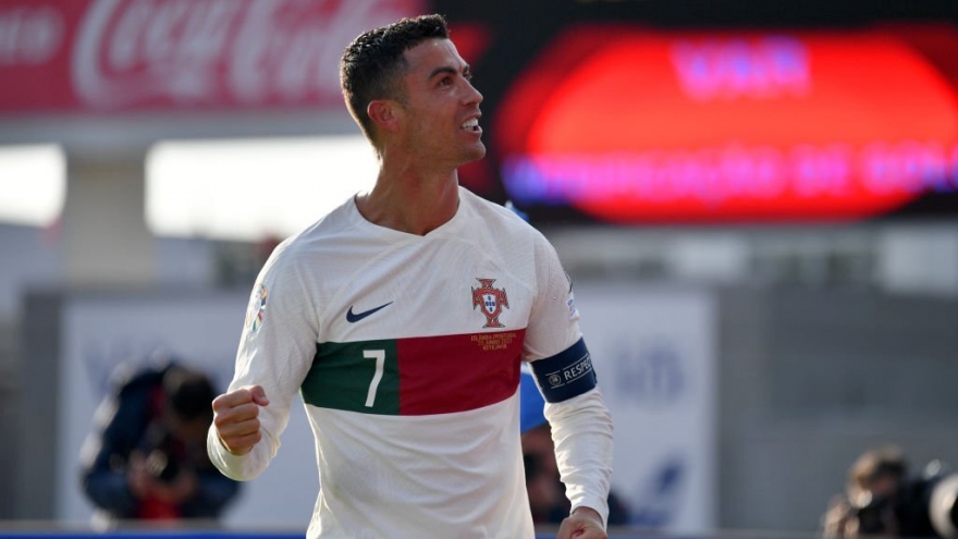 Ronaldo làm bàn có một không hai, Bồ Đào Nha thắng nhọc mệt Iceland
