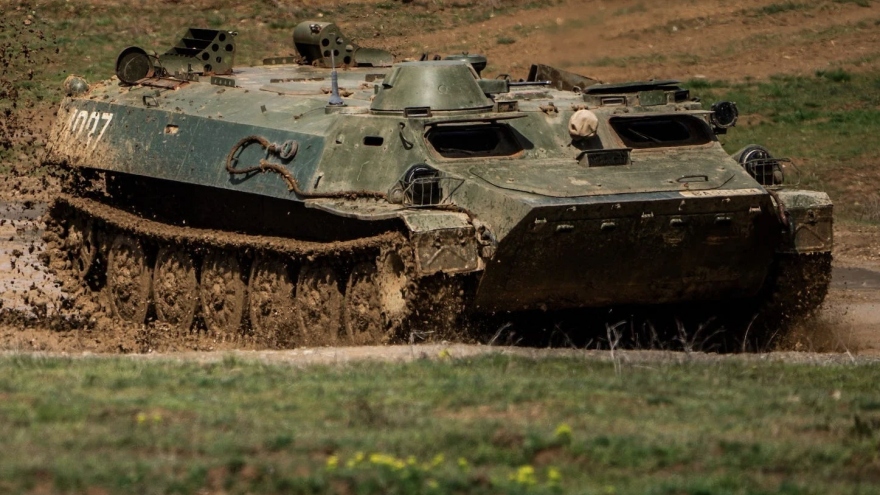 Nga áp dụng chiến thuật đánh bom quân Ukraine bằng xe tăng và thiết giáp