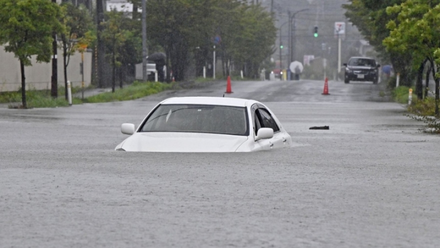 Nắng nóng nguy hiểm đến tính mạng và mưa lũ xối xả ở Nhật Bản