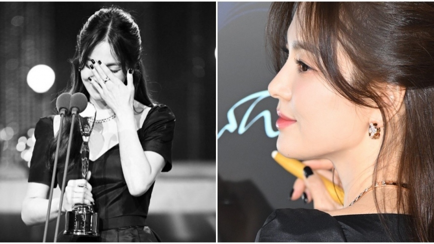 Song Hye Kyo bật khóc sau khi liên tiếp giành được giải thưởng lớn