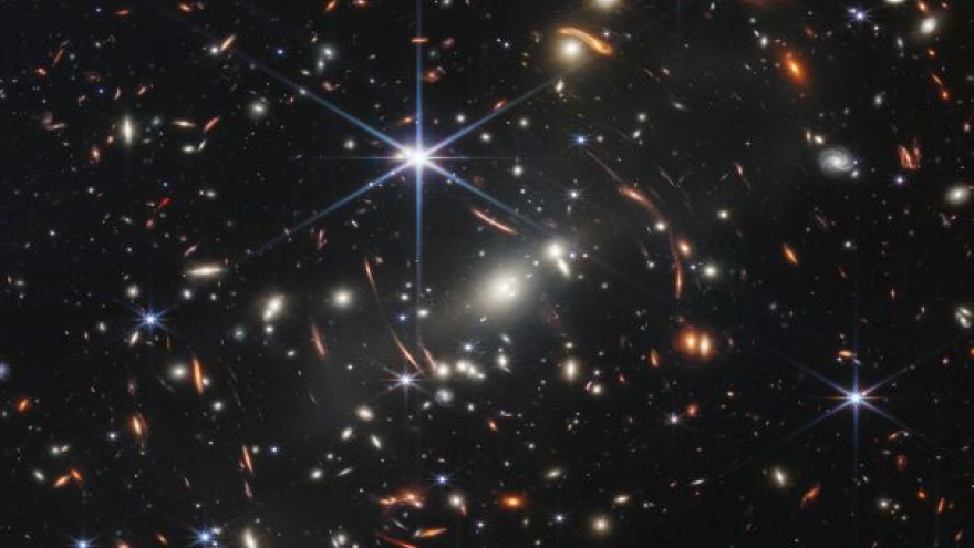 Kính thiên văn James Webb ghi lại hình ảnh ngôi sao xa xôi nhất trong vũ trụ