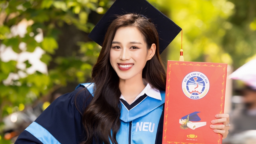 Hoa hậu Đỗ Thị Hà rạng rỡ trong ngày tốt nghiệp Đại học