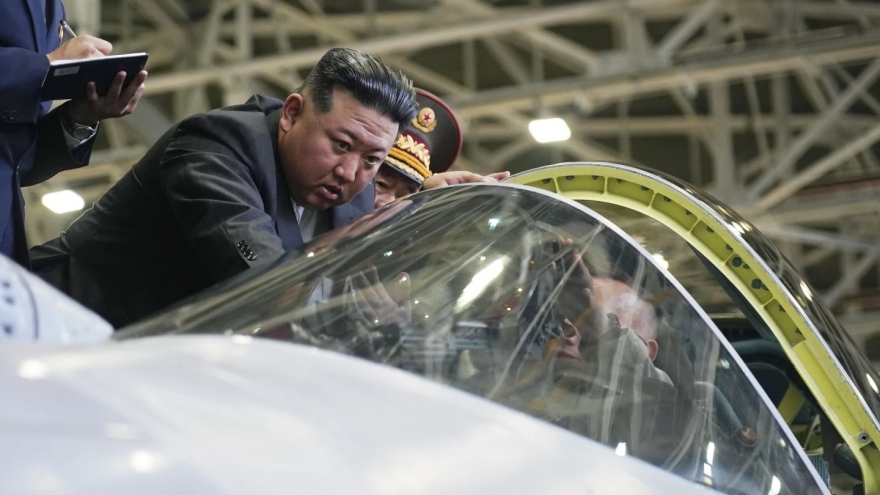 Lãnh đạo Triều Tiên Kim Jong Un quan sát kỹ máy bay tiêm kích Nga Su-57