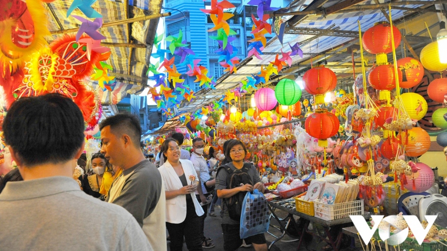 Early Mid-Autumn Festival atmosphere prevails in lantern town