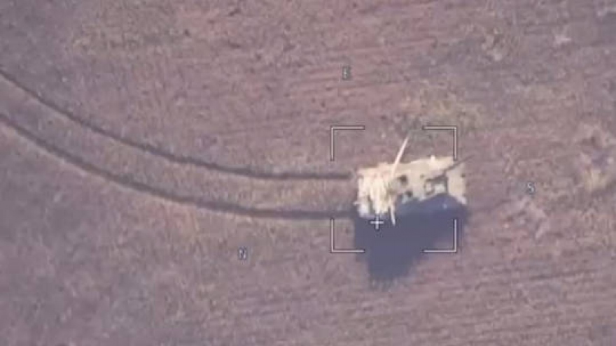 Cận cảnh Nga dùng UAV Lancet phá hủy xe tăng Leopard ở Ukraine