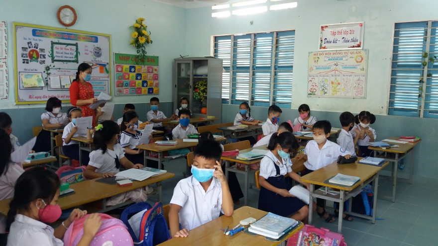 Một trường tiểu học ở Khánh Hòa phải trả lại tiền mua tivi cho phụ huynh