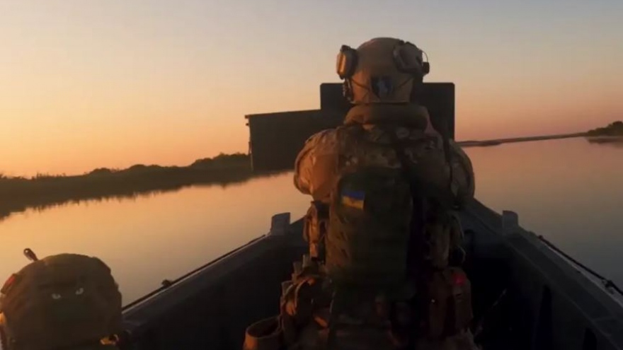 Nga và Ukraine tính toán gì khi ồ ạt tấn công nhau ở sông Dnipro?