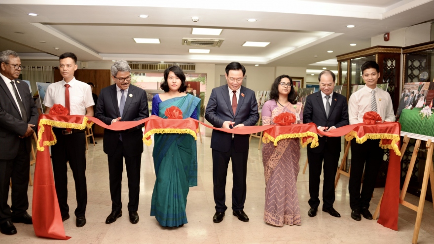 Chủ tịch Quốc hội cắt băng khai trương Trưng bày ảnh Việt Nam - Bangladesh
