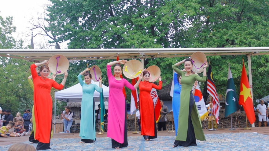 Vietnam attends Asian cultural festival in Romania
