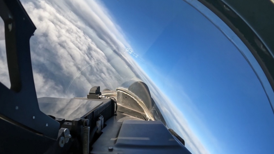 Bên trong buồng lái và phía sau màn hình cường kích Su-25 Nga tác chiến