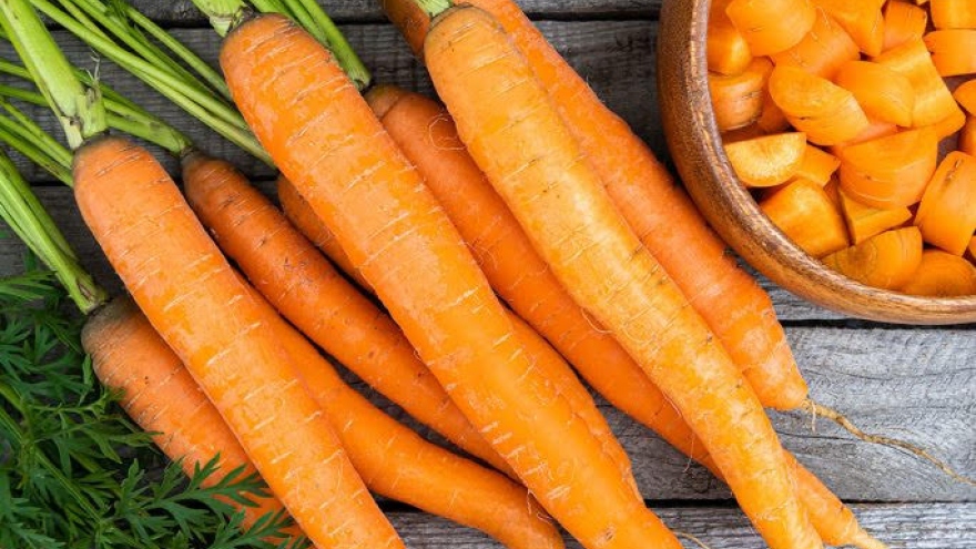 Nên ăn cà rốt sống hay nấu chín?
