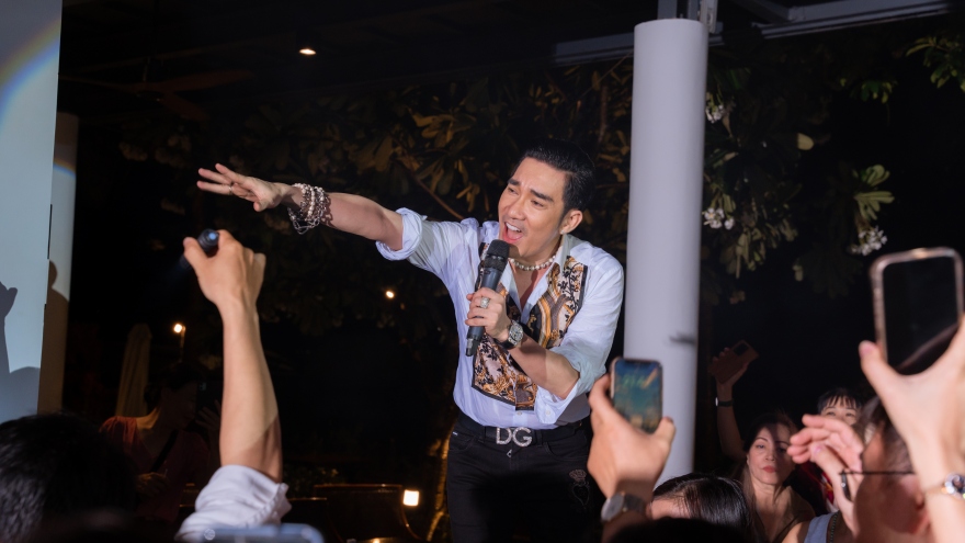 Quang Hà "cháy" trong mưa với loại hit đình đám cùng 500 khán giả tại Nha Trang