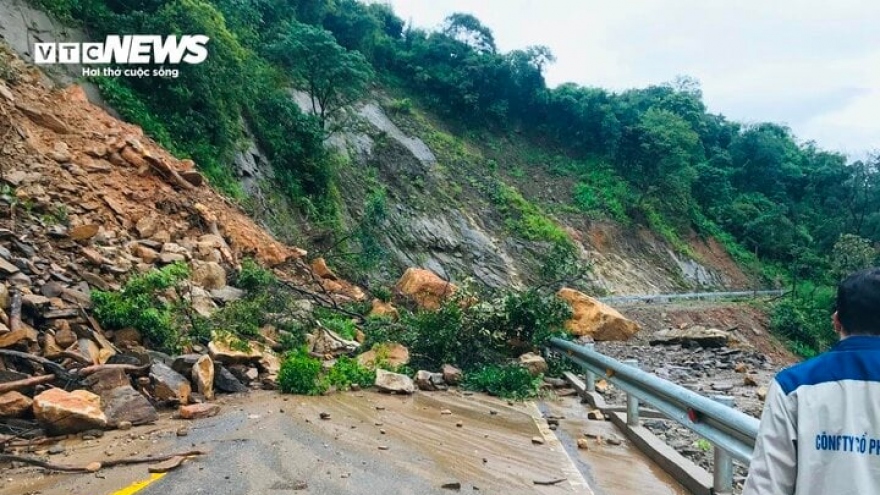 Sạt lở hàng trăm khối đất đá, chặn đường độc đạo lên cửa khẩu Cầu Treo
