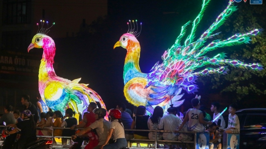 Tuyen Quang lit up with giant colourful lanterns ahead of Mid-Autumn Festival