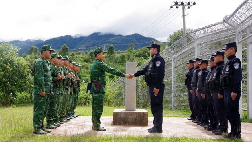Border defence forces of Vietnamese, Chinese provinces hold joint patrol