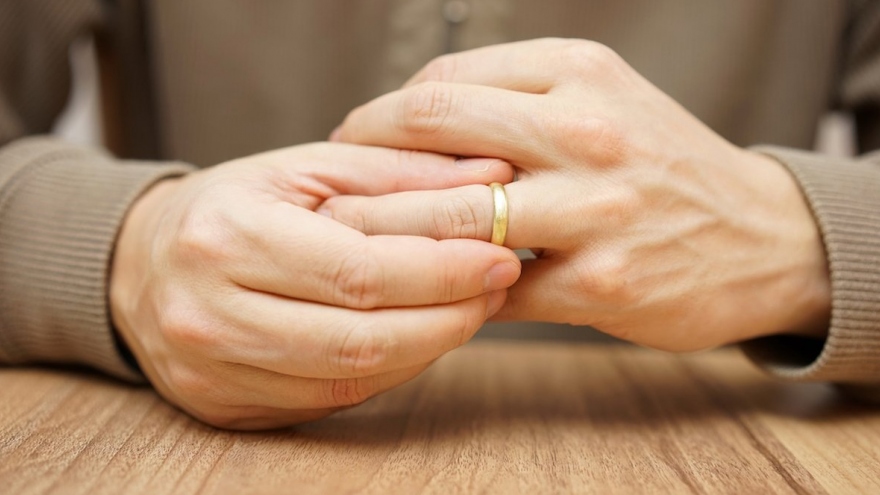 Có nên ly hôn khi phát hiện vợ ngoại tình?