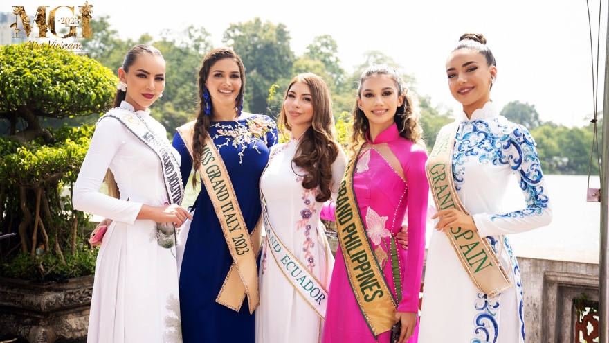Miss Grand International finalists in Ao Dai tour around Hanoi