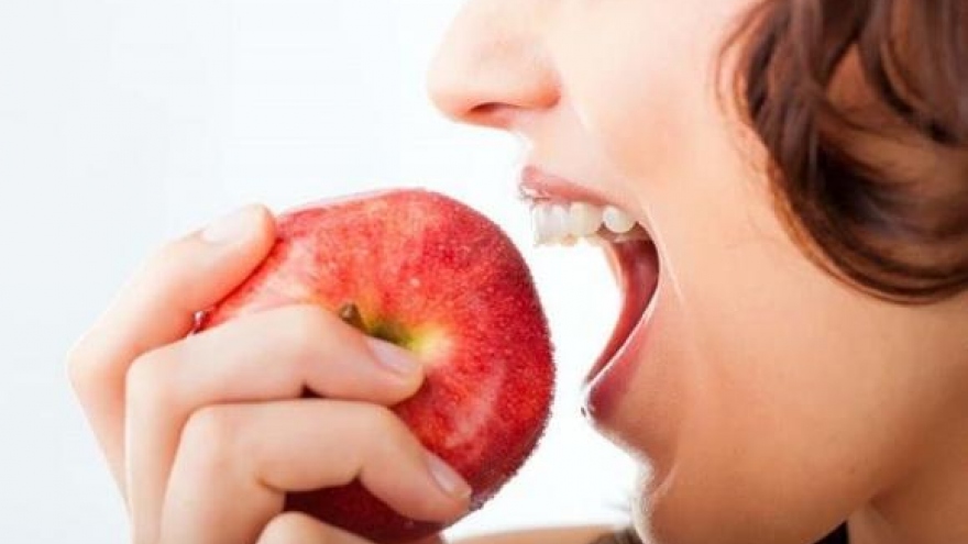 Tại sao ăn táo hay ăn khoai lang nên giữ nguyên vỏ?