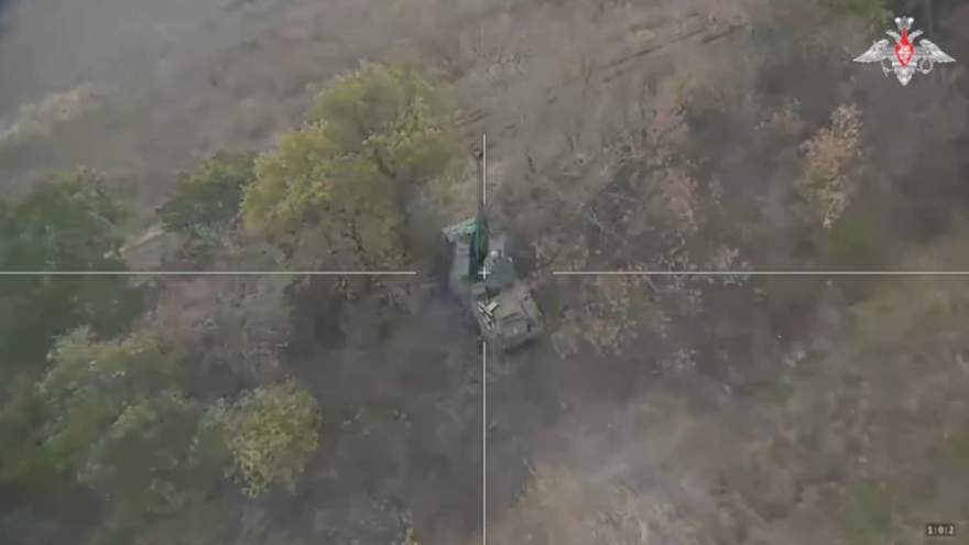 Cận cảnh Nga dùng UAV cảm tử phá hủy pháo tự hành hiếm của Ukraine