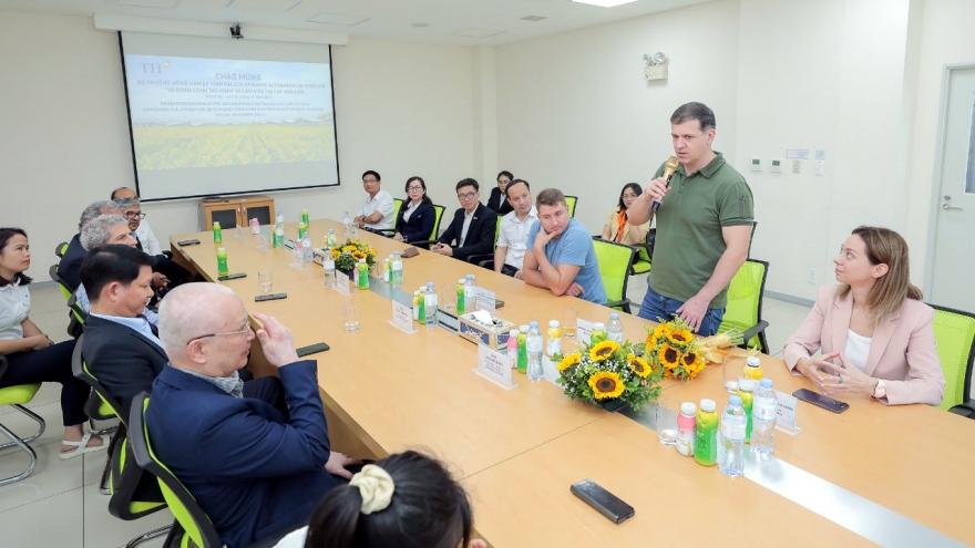 Bộ trưởng Nông nghiệp vùng Kaluga (Nga) cảm phục với mô hình của Tập đoàn TH