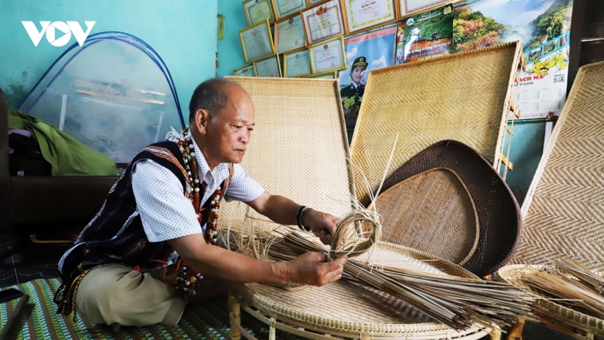 Co Tu ethnic people preserve traditional weaving