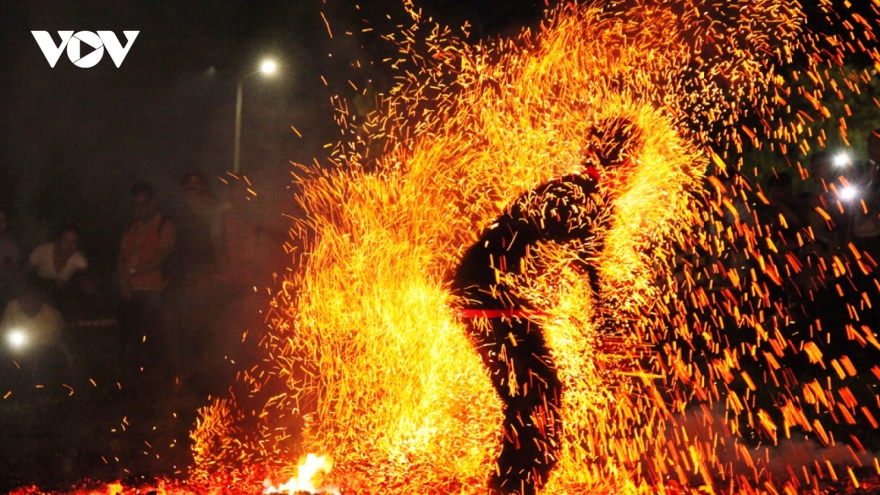 Pa Then fire-jumping ceremony highlights ethnic festival